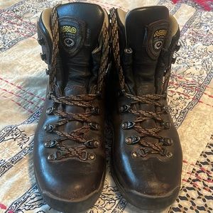 Brown leather Asoló hiking boot.